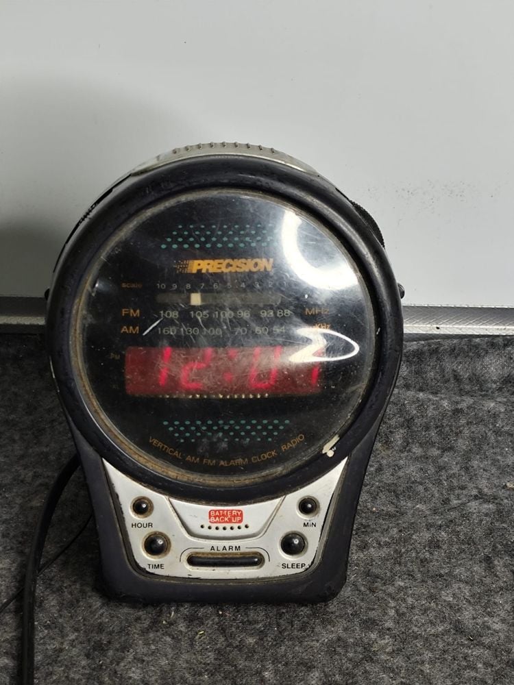 Lote 1 de Multioportunidades, radios antiguas, discos de vinilo, cómics, juguetes retro, artículos en alpaca, cristalería, herramientas y piezas únicas de colección.