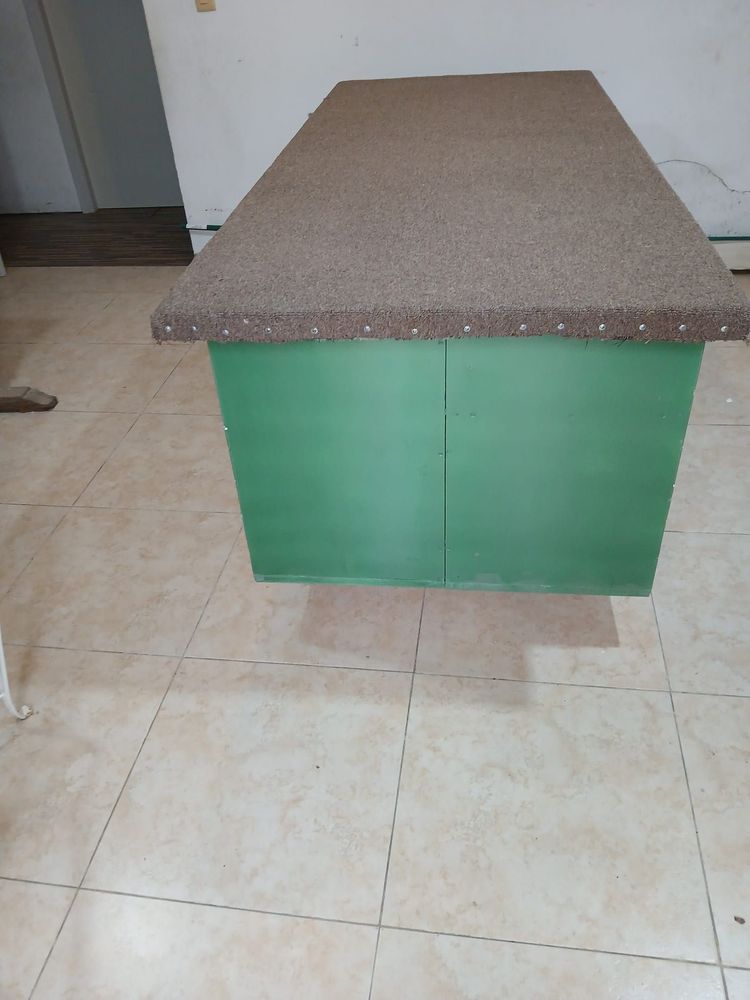 Importante organizador y mesa de trabajo rodante Muy buen estado con 6 cajones