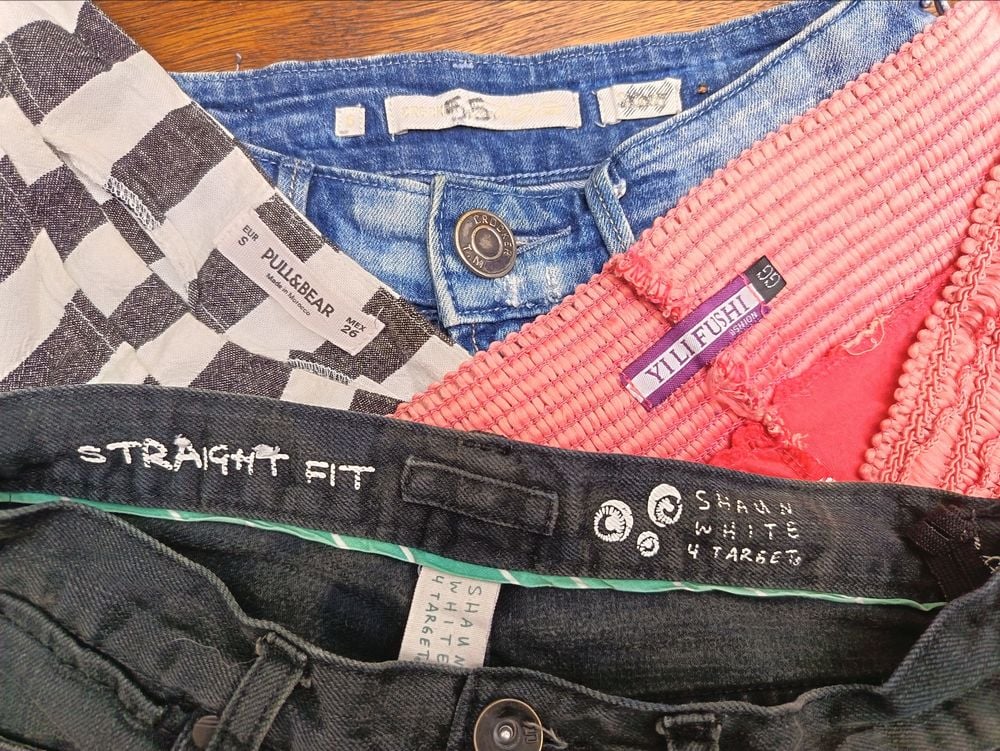 112 - Lote de Prendas de Dama: Chaqueta, Musculosas, Canguro, Short y Varios